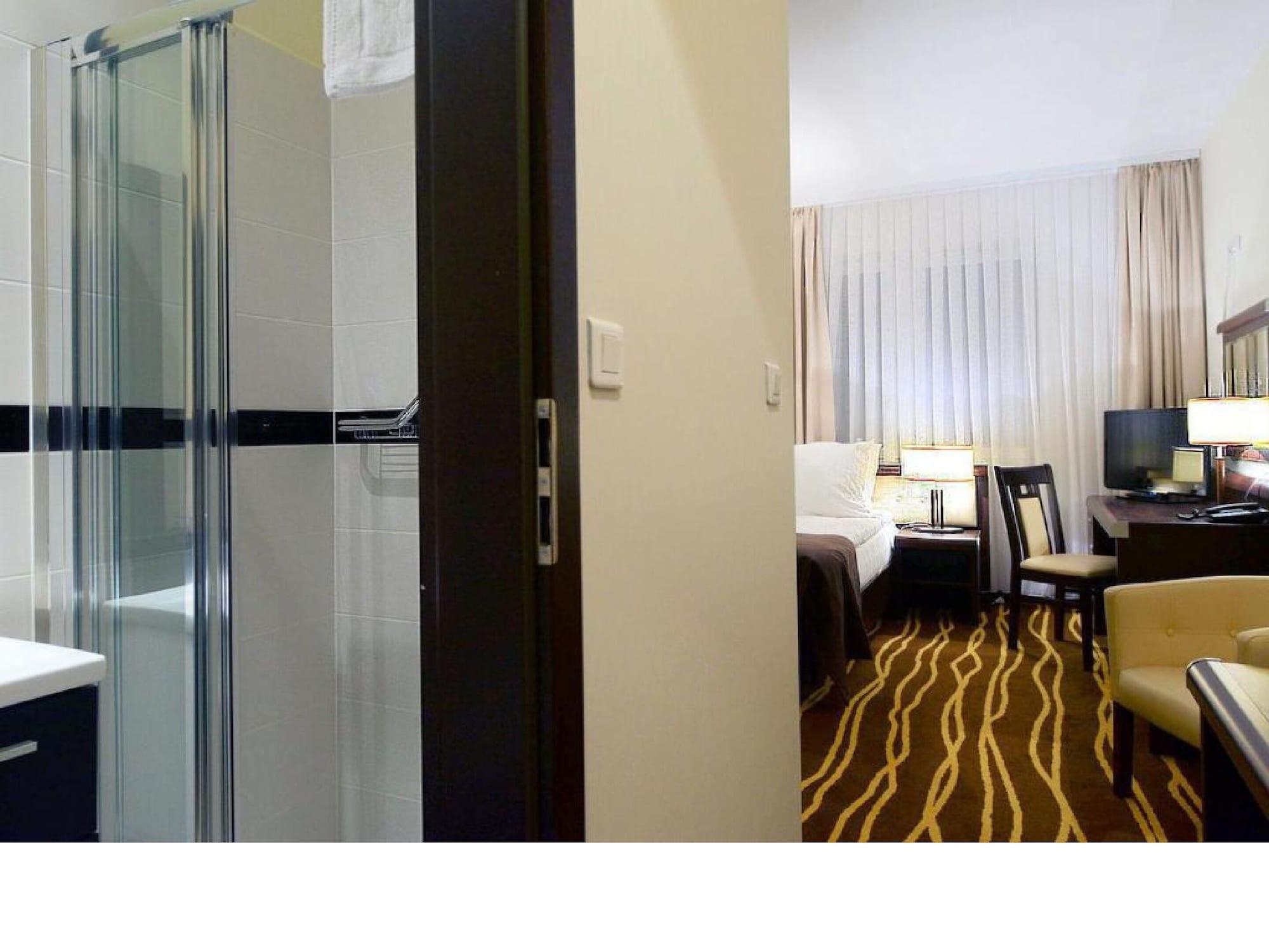 Hotel Business Faltom Gdynia Румя Экстерьер фото